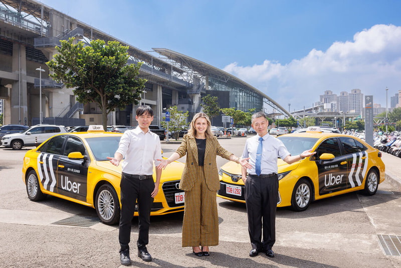 為讓民眾有更多乘車選擇，Uber台灣總經理楊麗達（Margarita Peker）（中）18日宣布，Uber與當地計程車隊合作，在新竹地區正式推出「優步小黃」。（Uber台灣提供）中央社記者汪淑芬傳真  112年9月18日
