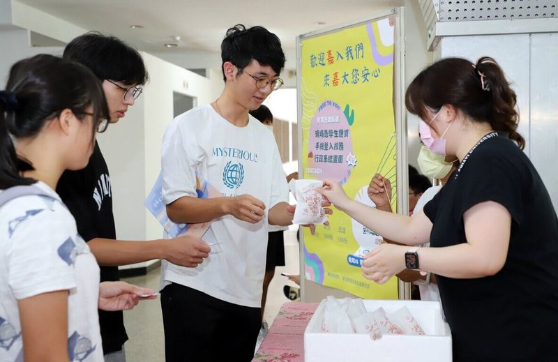嘉義大學18日舉辦學生各項助學資源活動,邀請網路張貼「兒子考上國立嘉義大學、鹹酥雞整年買1送1」紅布條而爆紅的桃園炸雞店夫婦在現場炸鹹酥雞,免費送學生品嚐。(嘉大提供)中央社記者黃國芳傳真 112年9月18日