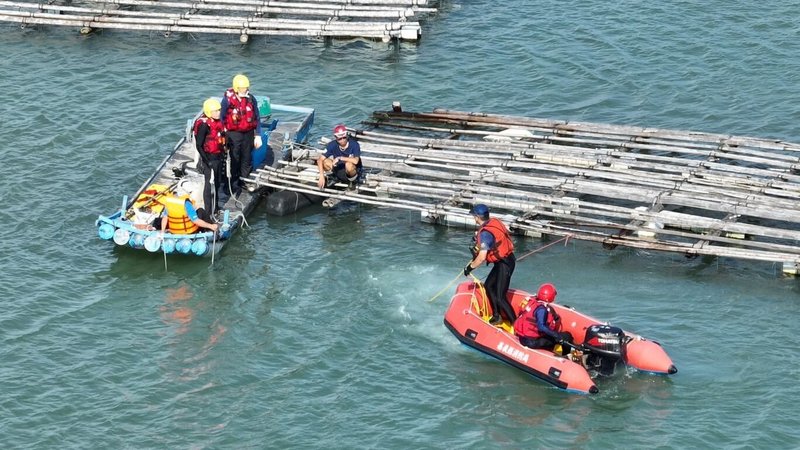 嘉義縣布袋鎮外海礁石附近18日發生3名釣客因漲潮受困礁石,消防局獲報隨即派遣船艇前往救援,將2名受困長堤礁石釣客安全救援至岸上後,最終在蚵棚下方找到溺斃的邱姓男子。(嘉義縣消防局提供)中央社記者黃國芳傳真 112年9月18日