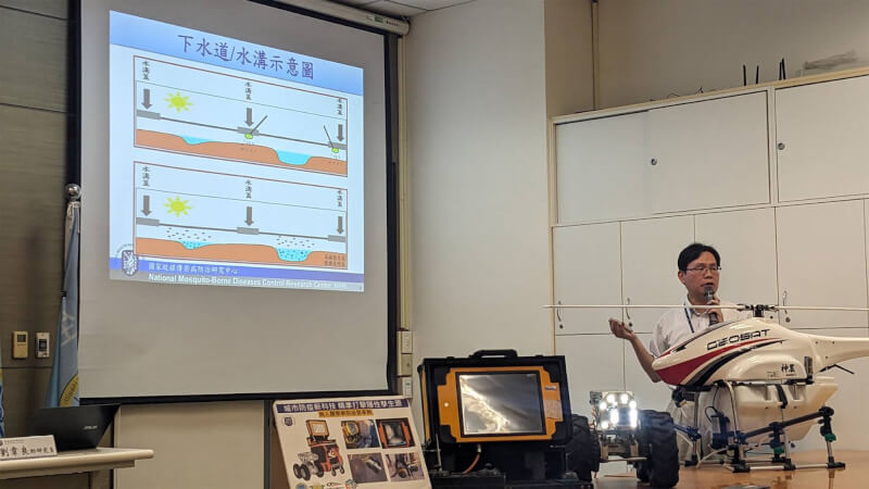 國家蚊媒傳染病防治研究中心專案助研究員劉韋良研究利用無人車調查高雄市下水道斑蚊生態,並以殺蟲劑噴灑或用高溫水槍沖洗有斑蚊出現蹤跡的溝渠,證實能有效降低病媒蚊孳生。中央社記者曾以寧攝 112年9月18日