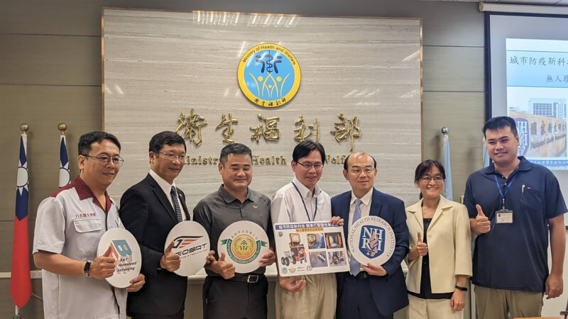 國衛院18日召開記者會說明今年6月發表於國際期刊「公共科學圖書館:被忽視的熱帶疾病」的研究,以無人車巡下水道揪病媒蚊。中央社記者曾以寧攝 112年9月18日