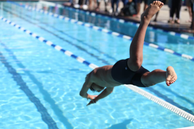 新北市某高中張姓學生2018年在學校泳池練習跳水，頭部意外撞擊池底癱瘓。（示意圖／圖取自Unsplash圖庫）