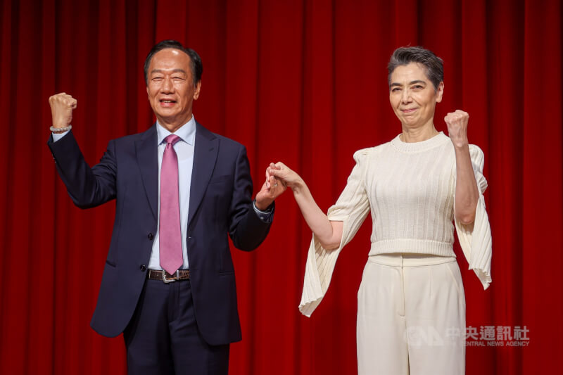鴻海創辦人郭台銘（左起）14日宣布與藝人賴佩霞搭檔投入2024總統大選。（中央社檔案照片）