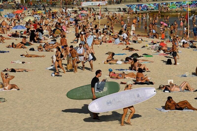 澳洲氣象局表示，席捲澳洲東南部大部分地區的春季熱浪將於18日加劇，最高溫預計將比9月平均氣溫高攝氏16度。圖為雪梨民眾在沙灘上享受陽光。（路透社）