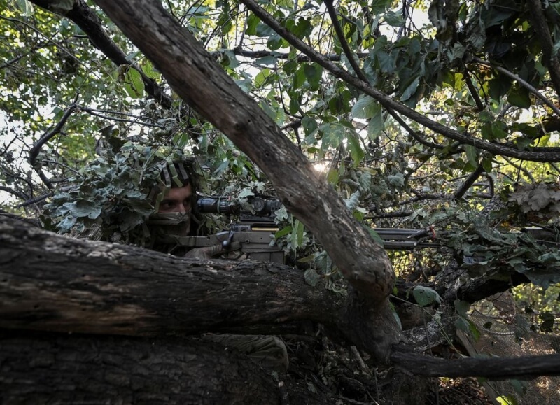 圖為在巴赫姆特附近執行偵察任務的烏軍狙擊手。（路透社）