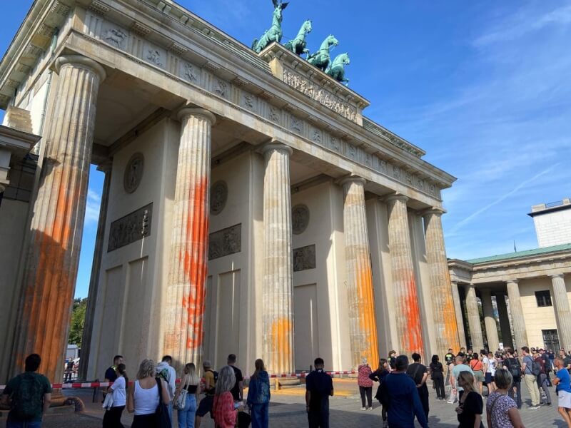 德國首都柏林地標布蘭登堡大門的立柱17日被抗議氣候變遷的社運人士噴灑黃色和橙色油漆。（路透社）