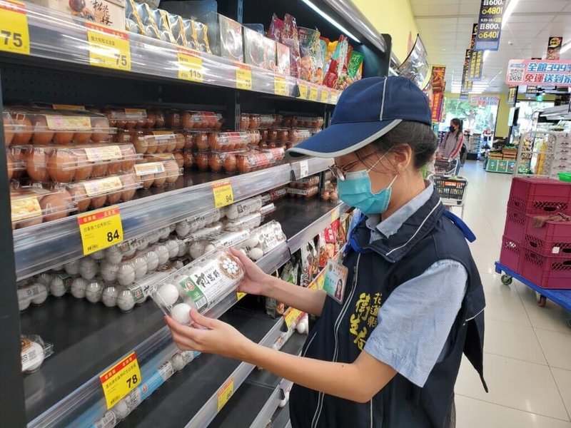 花蓮縣衛生局啟動「加強市售雞蛋稽查專案」，會同食藥署北區管理中心東部辦公室擴大稽查縣內全聯15家門市，共查核32品項144件，均為國產雞蛋，標示都符合規定。（花蓮縣衛生局提供）中央社記者李先鳳傳真  112年9月19日