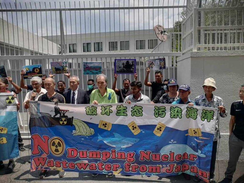 來自馬來西亞彭亨州多個非政府組織（NGO）19日赴日本駐馬來西亞大使館抗議，不滿日本政府排放核處理水，污染海洋生態，且不排除抵制日貨。（覺之家提供）中央社記者黃自強吉隆坡傳真  112年9月19日