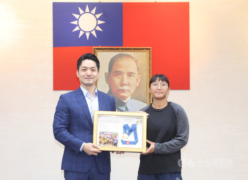 景美女中拔河隊日前在「2023年瑞士世界盃室外拔河錦標賽」獲得4金1銀,隊長洪甯暄(右)19日代表獻獎給台北市長蔣萬安(左)。中央社記者張新偉攝 112年9月19日