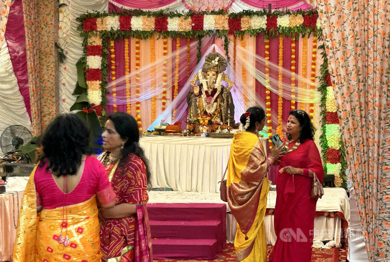 為期10天的印度教年度盛事「象頭神節」（Ganesh Chaturthi）慶典19日開跑，圖為德里一個社區搭起廟台，供居民禮拜象頭神。中央社記者林行健新德里攝  112年9月19日