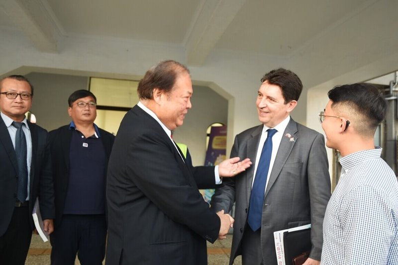 澎湖縣長陳光復(中)19日傍晚會見來訪的法國參議院外交暨國防委員會副主席卡迪克(Olivier Cadic)(右2)等一行,盼持續維持雙方友好情誼,同時加強文化、教育、人才交流。(澎湖縣政府提供)中央社 112年9月19日