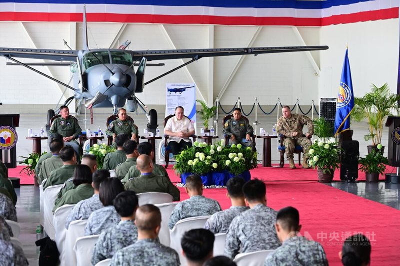 菲律賓空軍19日在馬尼拉西北方的克拉克空軍基地舉行美國捐贈的賽斯納C-208B EX偵察機移交典禮。中央社記者陳妍君克拉克空軍基地攝  112年9月19日