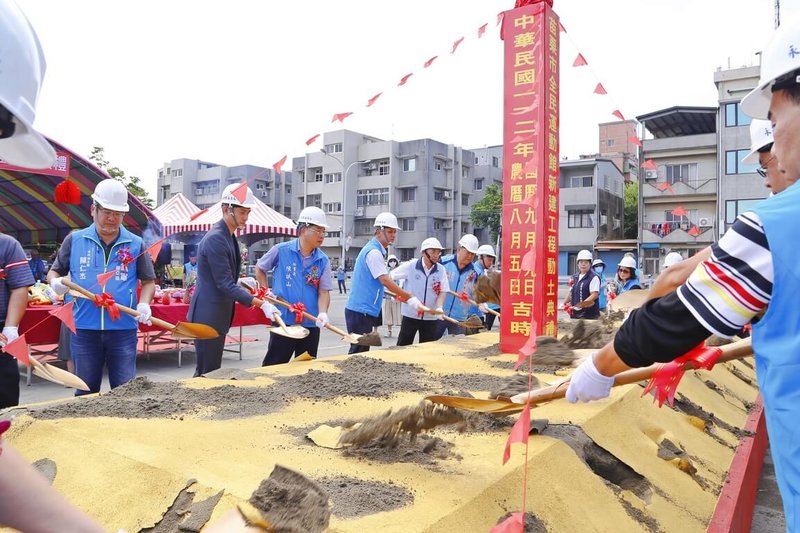 苗栗市公所獲教育部體育署及苗栗縣政府補助，辦理「苗栗市全民運動館」興建工程，縣府秘書長陳斌山（前左3）19日出席動土典禮，感謝中央大力支持。（苗栗市公所提供）中央社記者管瑞平傳真 112年9月19日