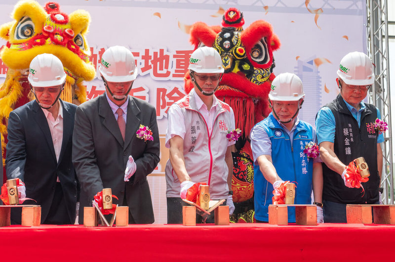 泰豐輪胎自辦市地重劃區範圍主要為中壢廠舊廠區,面積合計8.86公頃,桃園市長張善政(中)19日出席動工典禮表示,未來也將持續透過自辦或市府主辦的市地重劃案,帶動周邊地區健全發展。(桃園市政府提供) 中央社記者葉臻傳真 112年9月19日