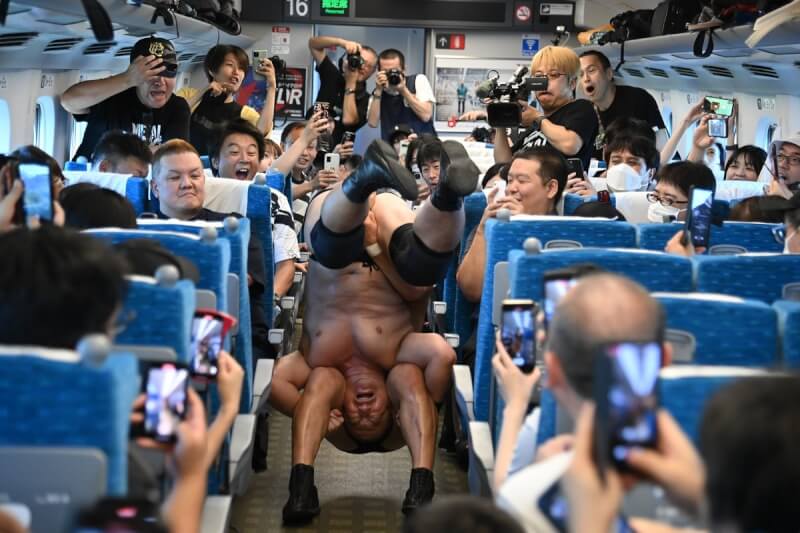 日本DDT職業摔角18日以東海道新幹線「希望號」為擂台，讓75名摔角迷近距離觀賞選手在列車走道上比賽。（圖取自twitter.com/ddtpro）