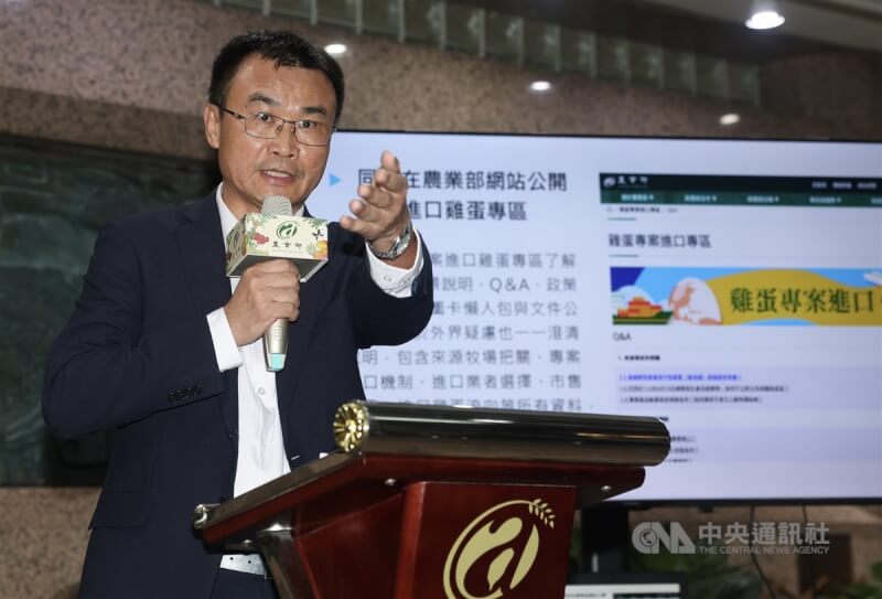 農業部19日傍晚就專案進口雞蛋議題召開臨時記者會,部長陳吉仲表示,依行政院要求,農業部應該做所有政策執行過程的檢討,有疑義應說明清楚,並提精進措施,避免相關的問題再發生。中央社記者吳家昇攝 112年9月19日