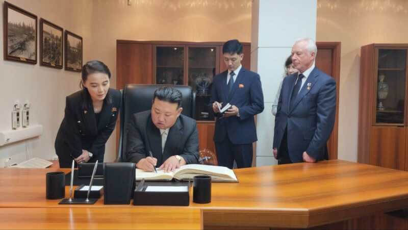 圖為北韓領導人金正恩（左2）15日參訪俄國一間大型航空工廠，胞妹金與正（左1）陪同在旁。（圖取自twitter.com/mfa_russia）