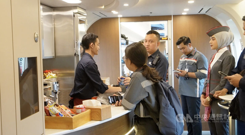 印尼雅萬高鐵設有用餐車廂，並有小型吧台販售零食、水果和飲料。中央社記者李宗憲雅加達攝  112年9月19日