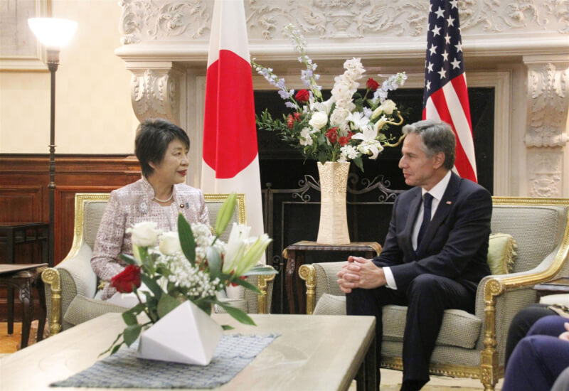 日本新任外務大臣上川陽子（左）19日在美國紐約與美國國務卿布林肯（右）會談。（共同社）