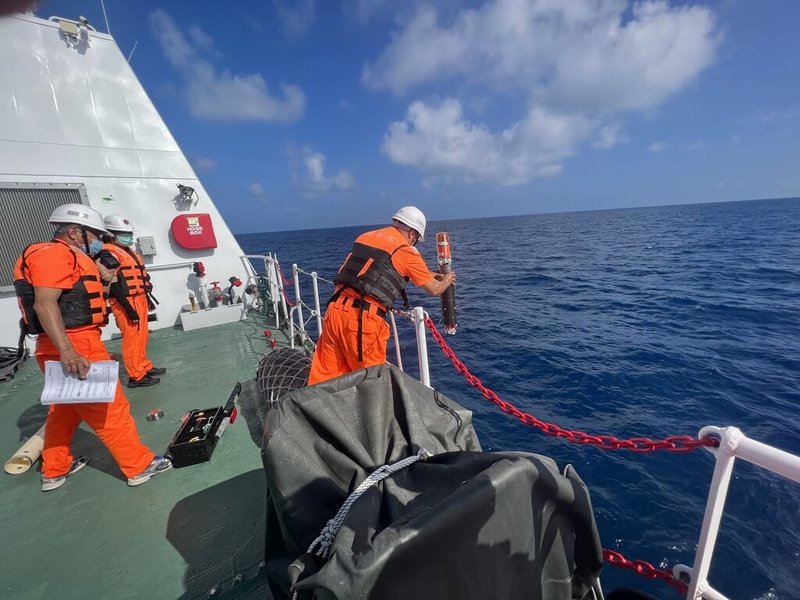 海巡署東機隊「成功艦」執行海域巡護，19日接獲通報，一艘賽普勒斯籍貨輪有船員在彭佳嶼北北東方落海失蹤，「成功艦」抵達通報海域後，施放「SLDMB」（自我定位基準標誌浮標），協助迅速精準搜尋目標。（海巡署東機隊提供）中央社記者李先鳳傳真  112年9月20日