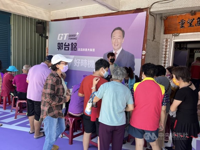 鴻海創辦人郭台銘爭取獨立參選2024總統資格，全台連署20日啟動，首波公布10處連署站，位於屏東潮州鎮的連署地點20日上午就有不少民眾前往排隊連署。中央社記者李卉婷攝  112年9月20日