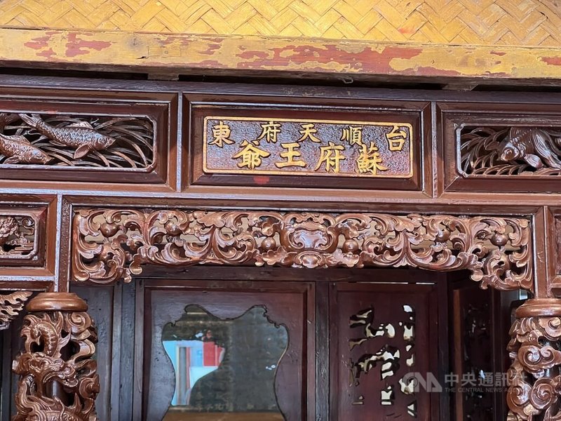 台東順天宮逾70年的「第一神轎」經正修科技大學團隊結合科技修復,重現當年風華,根據逢甲大學團隊考據雕工,這頂神轎是出自彰化鹿港木雕世家的李松林團隊。中央社記者盧太城台東攝 112年9月20日