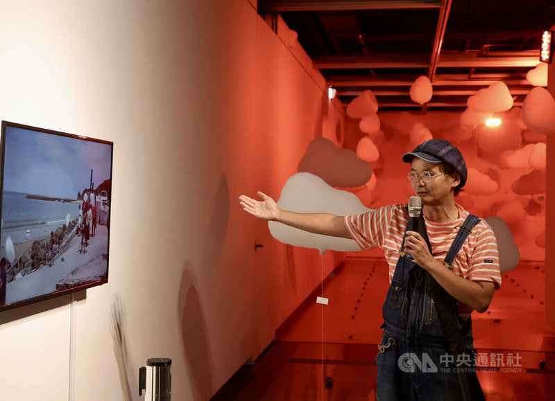 第2屆馬祖國際藝術島23日起將在馬祖展出,日本藝術家高橋匡太以馬祖人觀雲看天氣的技能發想,打造參展作品「通往雲的故鄉」,20日並親自說明創作理念。中央社記者張皓安攝 112年9月20日