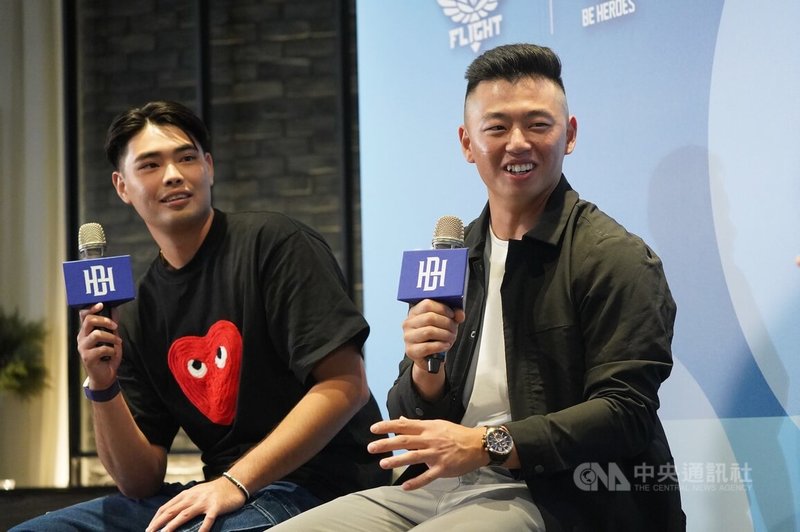 旅美職棒球員鄭宗哲（右）與陳柏毓（左）20日下午在台北出席返台記者會，分享即將參加杭州亞運的心情。中央社記者徐肇昌攝  112年9月20日
