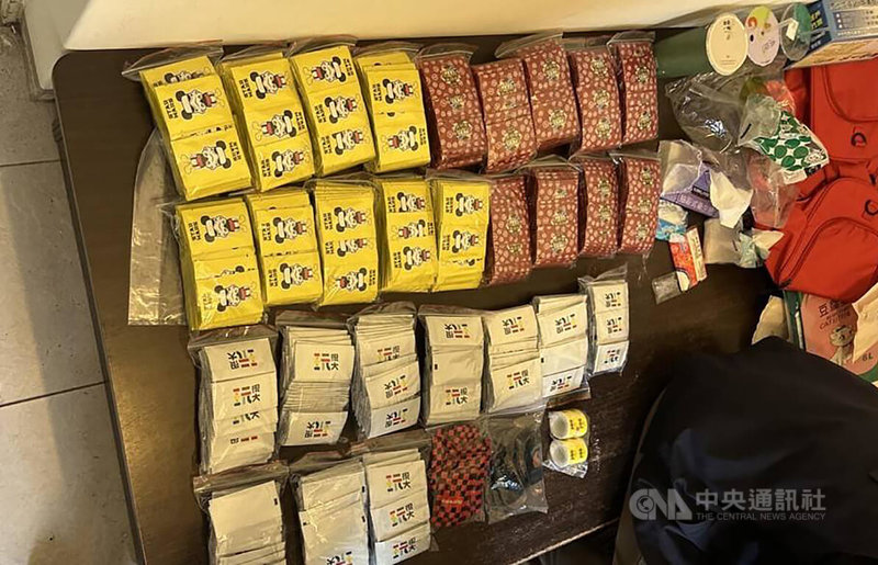 台中市警方日前偵辦1起毒品案,先逮捕下游2名藥腳後,續追查上游的郭姓男子,今年4月間趁郭男至餐廳用餐時將他逮捕,並查扣大量毒品愷他命與毒咖啡包。(翻攝照片)中央社記者蘇木春傳真 112年9月20日