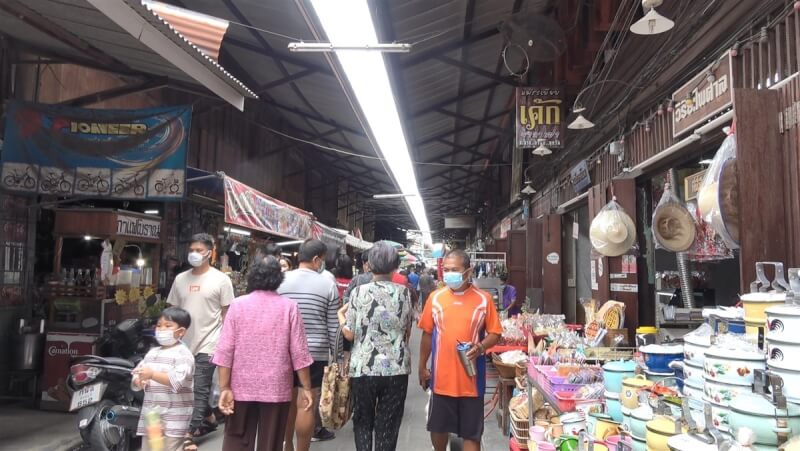 坐落在泰國中部素攀武里府躂欽河旁的三烹市場（Sam Chuk Market）致力保留百年前的原貌，不只吸引許多觀光客，也是當地人購買食物和用品的地方。中央社記者呂欣憓素攀武里府攝 112年9月20日