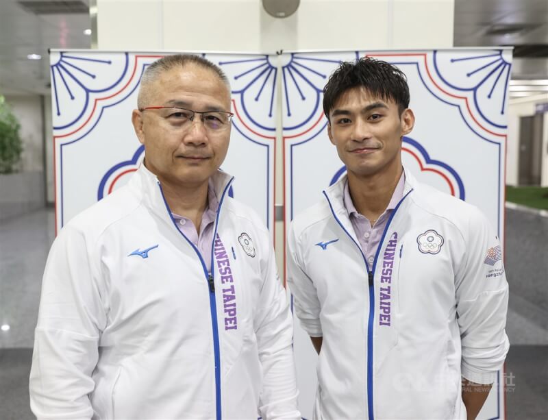第19屆亞洲運動會23日將在中國杭州正式開幕,台灣「柔道男神」楊勇緯(右)與教練劉文等(左)20日下午從桃園國際機場搭機出發,準備迎接賽事。中央社記者鄭清元攝 112年9月20日