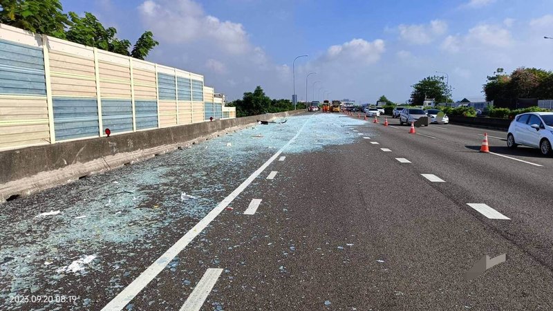 1輛大貨車20日在國1南向彰化路段疑爆胎自撞燈桿，所載運玻璃碎落一地。（國道警三大隊提供）中央社記者蕭博陽彰化縣傳真  112年9月20日