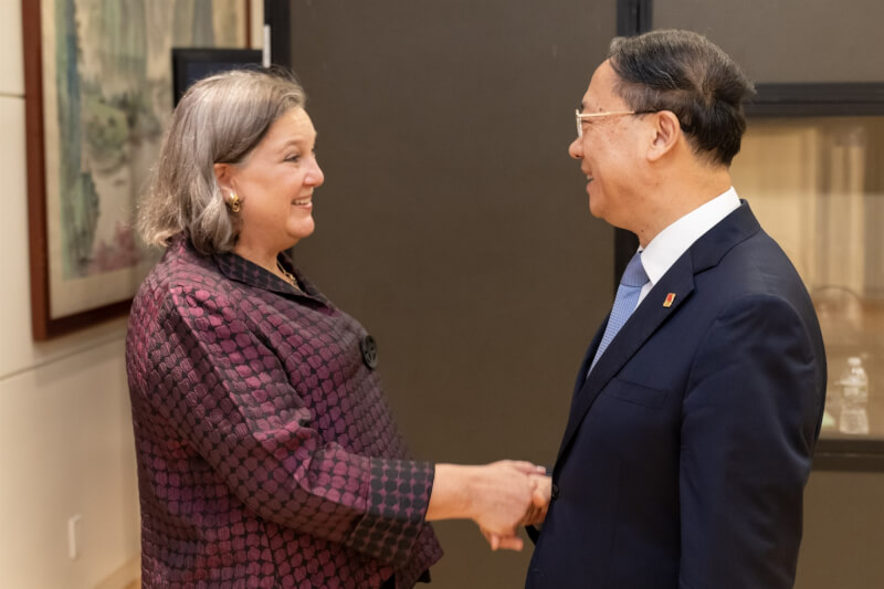 中國副外長馬朝旭（右）19日會見美國代理副國務卿盧嵐（左），強調加強對話並妥善處理分歧。（圖取自twitter.com/UnderSecStateP）
