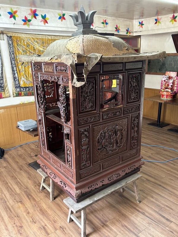 台東市百年宮廟順天宮內有一頂古老神轎,被廟封為「第一神轎」,因長年風吹日曬多處損壞、遭蟲蛀,轎頂竹編結構斷裂而凹陷、布層大面積破損等,順天宮向台東縣府求助,縣府爭取經費,由正修科技大學文物修護中心團隊現地修復。圖為修復前。(正修科技大學提供)中央社記者盧太城台東傳真 112年9月20日