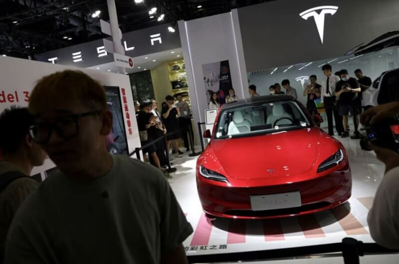 圖為特斯拉新款Model 3在中國展出。（路透社）
