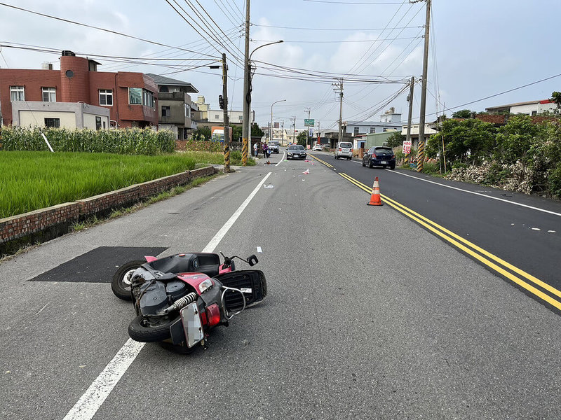 76歲康姓老婦21日騎機車行經苗栗縣後龍鎮龍山路，疑於迴轉時遭自小客車撞擊，當場失去生命跡象，送醫搶救不治。全案相關肇事責任仍待調查釐清。（民眾提供）中央社記者管瑞平傳真  112年9月21日