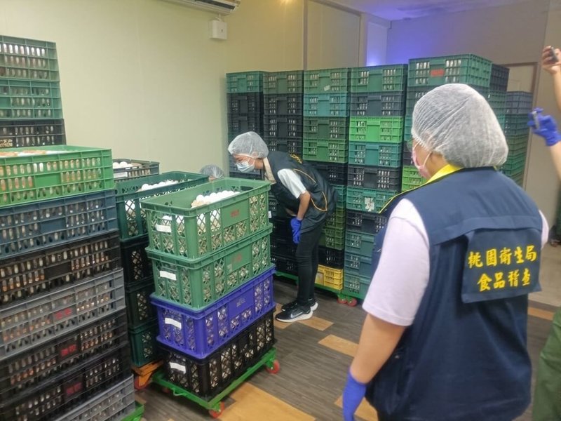 進口蛋爭議持續延燒，桃園市衛生局近期持續動員赴食品廠追查進口雞蛋流向。圖為衛生局人員在廠區稽查情形。（桃園市衛生局提供）中央社記者葉臻傳真  112年9月21日