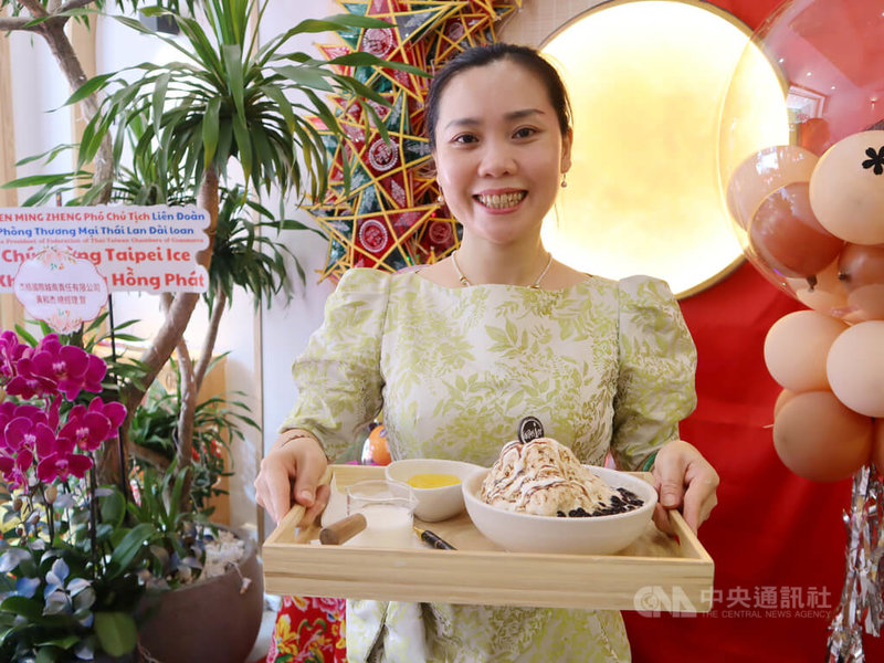 在台生活20年的新住民潘清嫺（圖）認為台灣的雪花冰在越南應該很有市場，特別將這道美味甜品帶回故鄉，盼能在越南掀起一股台灣甜品熱潮。中央社記者陳家倫河內攝  112年9月21日