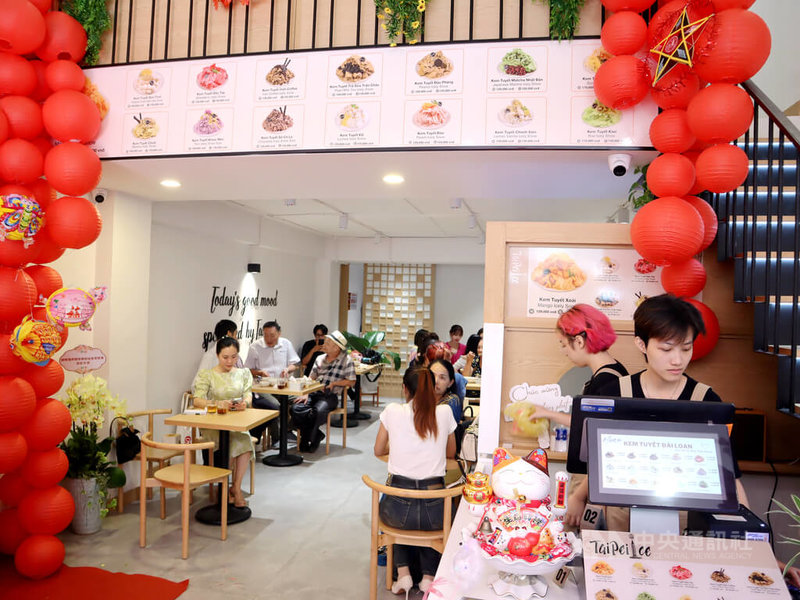 越南與台灣的經貿、民間交流愈趨熱絡,台灣的美食、小吃陸續被引進越南,圖為新住民潘清嫺開的雪花冰店,盼以現代化精緻裝潢和高品質食材,吸引越南高收入客群青睞。中央社記者陳家倫河內攝 112年9月21日