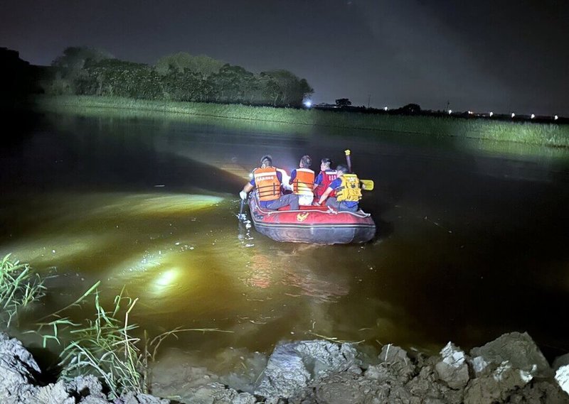 通緝犯洪姓男子20日晚間與友人在嘉義縣布袋鎮貴舍里一處土地傾倒廢棄物，警方獲報到場盤查時，洪男突然轉身跑往後方並跳入魚塭逃亡，消防實施救生艇水上搜索及岸際搜索，於深夜11時仍未發現洪男蹤影。（嘉義縣消防局提供）中央社記者黃國芳傳真  112年9月21日