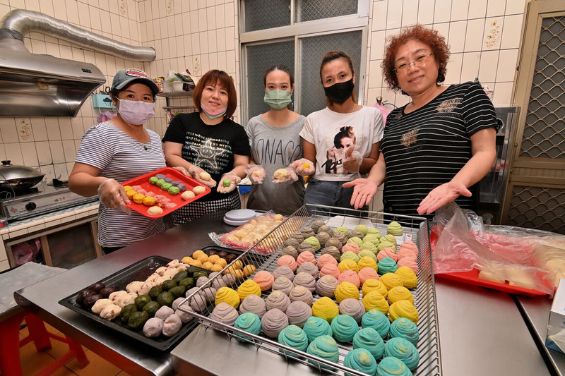 台東新住民媽媽將思念故鄉情化作夢幻彩虹酥，中秋節前分送台東弱勢團體，不僅口感好，繽紛色彩也讓收到的民眾心情更加美麗。（民眾提供）中央社記者盧太城台東傳真  112年9月21日