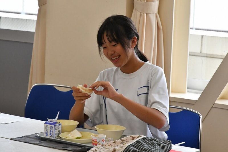 繼香蕉、鳳梨、芒果等水果前進日本學校午餐，農糧署21日將取得產銷履歷驗證的台灣文旦，供應日本茨城縣38所學校營養午餐食用，計有9500名學生及教職員工品嚐到台灣文旦的好滋味。（農糧署提供）中央社記者楊淑閔傳真  112年9月21日