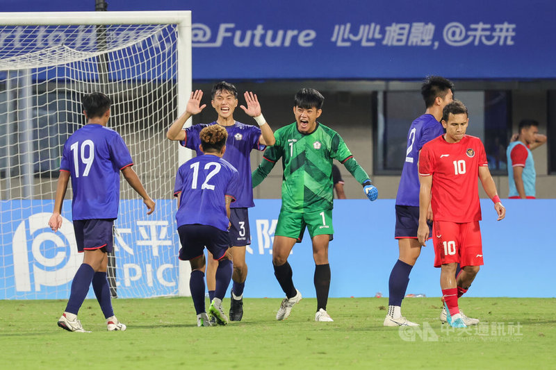 台灣男子足球隊21日下午在杭州亞運分組賽與印尼交手，終場以1比0勝出，收下睽違65年來在亞運首場勝利，台灣球員在哨音響起後開心慶祝。中央社記者裴禛攝 112年9月21日