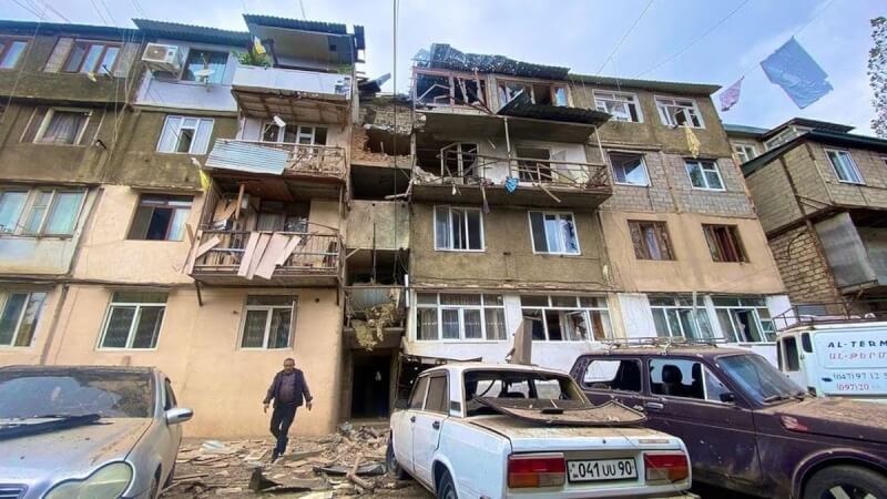 亞塞拜然20日宣布重新奪回對納戈爾諾．卡拉巴赫地區的控制。圖為19日納卡區建物及車輛遭毀損。（Siranush Sargsyan/PAN Photo via 路透社）