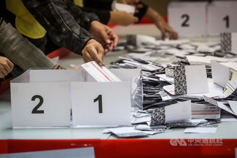 圖為2019年11月香港區議會選舉投票站工作人員清點選票。（中央社檔案照片）