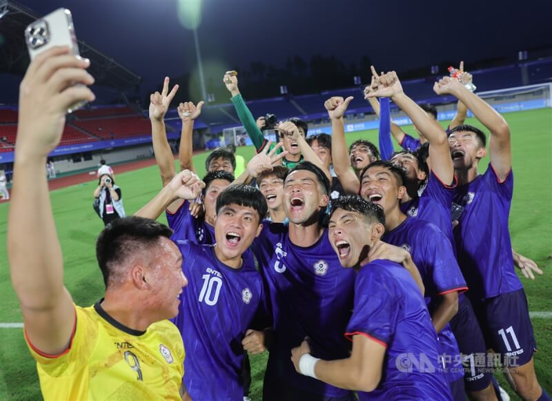 台灣男子足球代表隊21日下午在杭州亞運分組賽以1比0擊敗印尼，拿下相隔65年的亞運首勝，賽後球員難掩興奮開心自拍留念。中央社記者裴禛攝 112年9月21日