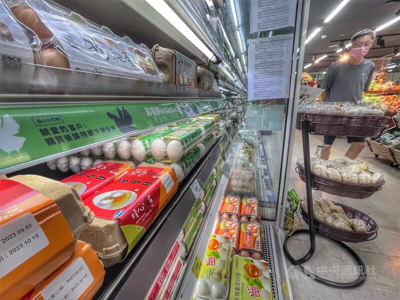 圖為台北市南港區一間超市冷藏區展售各式蛋品。（中央社檔案照片）