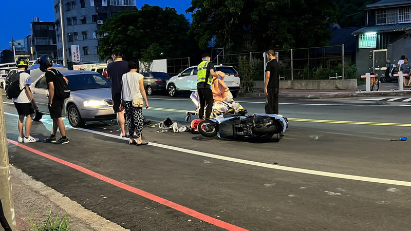 19歲陳姓學生20日晚間和同學相約前往苗栗市區聚餐，騎乘機車疑在轉彎時失控自摔，跨越雙黃線，撞上對向車道自小客車，險些遭輾過，幸僅受外傷。（民眾提供）中央社記者管瑞平傳真  112年9月21日