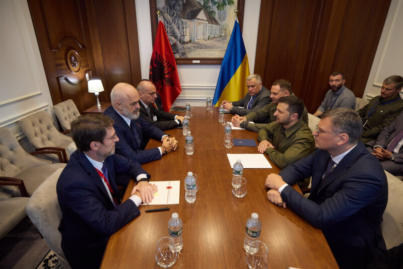 烏克蘭總統澤倫斯基20日（右2）與阿爾巴尼亞總理拉瑪（左2）會面，並感謝他的支持。（圖取自twitter.com/ZelenskyyUa）