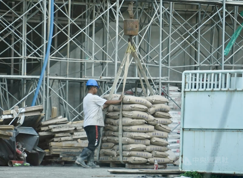 圖為高雄市岡山區一處營造工地勞工工作情形。（中央社檔案照片）